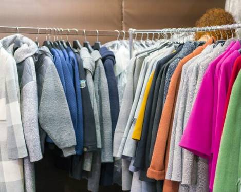 Paní Plesnerová  bude ve středu 10.12 2025  od 8.00 hodin prodávat  dámský a pánský zimní textil. Nabízí halenky, svetry, kalhoty a vyteplené legíny, noční košile, tepláky, termotrička, pyžama, flanelové košile, čepice, ponožky,  dále papuče. Prodejce se zdrží do 11.00 hodi