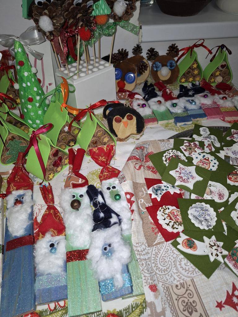 V předvánočním období jsme naplno zapojili svou zručnost a kreativitu a výsledkem je spousta krásných výrobků! Věříme, že jsme svou šikovností potěšili nejen rodiče, ale i další návštěvníky našeho minijarmarku. Děkujeme všem rodičům za sponzorské dary, podpory si velmi vážíme!