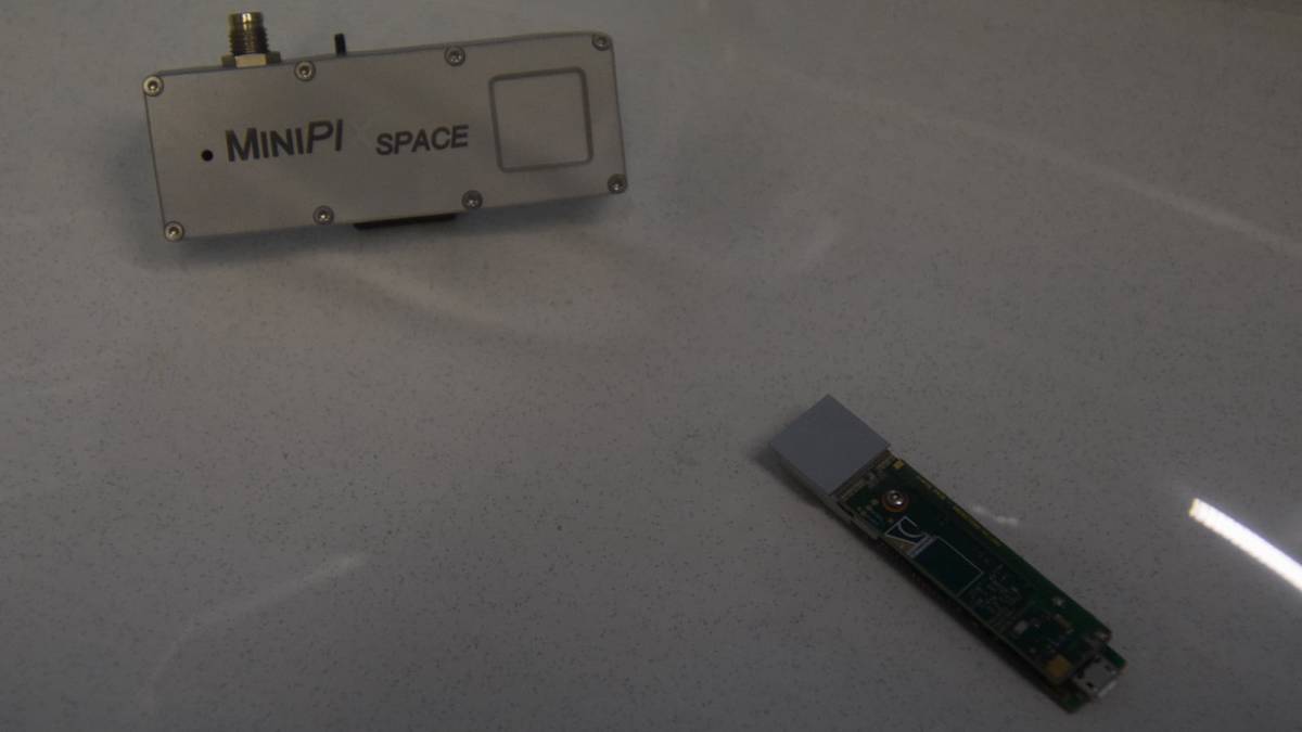 Radiační kamera s čipy precizně zaznamenávajícími fotony a další částice.