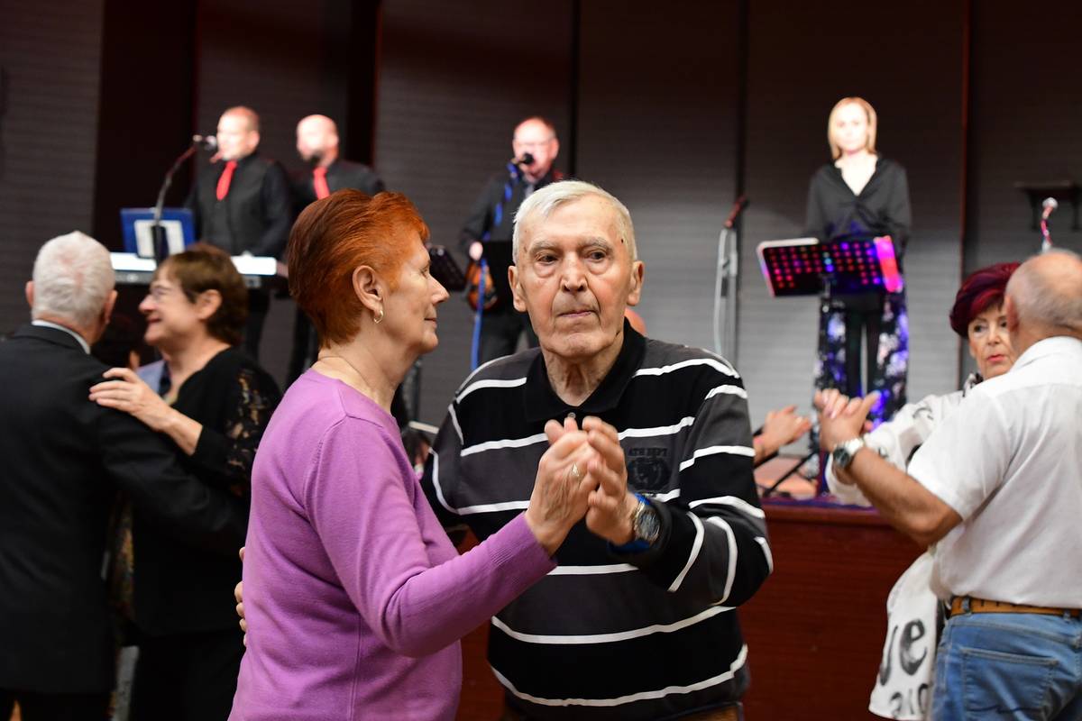 Stovky seniorů včera odpoledne dorazily na tradiční předvánoční setkání, které Odbor sociálních věcí a zdravotnictví Městského úřadu v Litoměřicích každoročně pořádá jako poděkování obyvatelům starším 75 let. Sál Domu kultury už krátce po začátku akce ovládla přátelská atmosféra a melodie v podání kapely Rosti Pechouška.  Účastníky přišli za město pozdravit starosta Radek Löwy, místostarosta Petr Panaš a vedoucí odboru sociálních věcí a zdravotnictví Renáta Jurková. Starosta Radek Löwy ocenil velký zájem o akci i její význam pro společné setkávání. „Mám radost, že se tu opět scházíme v tak hojném počtu. Přeji vám klidný a spokojený zbytek adventu, veselé Vánoce bez zbytečného stresu a do nového roku hlavně pohodu, štěstí a pevné zdraví,“ popřál seniorům starosta. Na sváteční atmosféru navázal i místostarosta Petr Panaš. „Věřím, že dnešní odpoledne vám pomůže nasát tu pravou předvánoční náladu a že vás bude provázet i během svátků,“ dodal místostarosta, který má na starosti oblast sociálních věcí a zdravotnictví. „I v příštím roce pro vás nejen v rámci kampaně Místa přátelská seniorům chystáme celou řadu aktivit, od výletů a přednášek až po sportovní a kulturní akce. Budeme rádi, když se v co nejvyšším počtu zapojíte,“ vyzvala Renáta Jurková. Setkání nabídlo kromě hudby také drobné občerstvení, a především možnost strávit příjemné chvíle ve společnosti. Pro mnohé seniory představuje tato každoroční akce milý začátek vánočního období, kdy si užijí společnost přátel a pohodovou náladu, kterou si mohou odnést i do nadcházejících svátků. {gallery}02025/vanocka_seniori{/gallery}