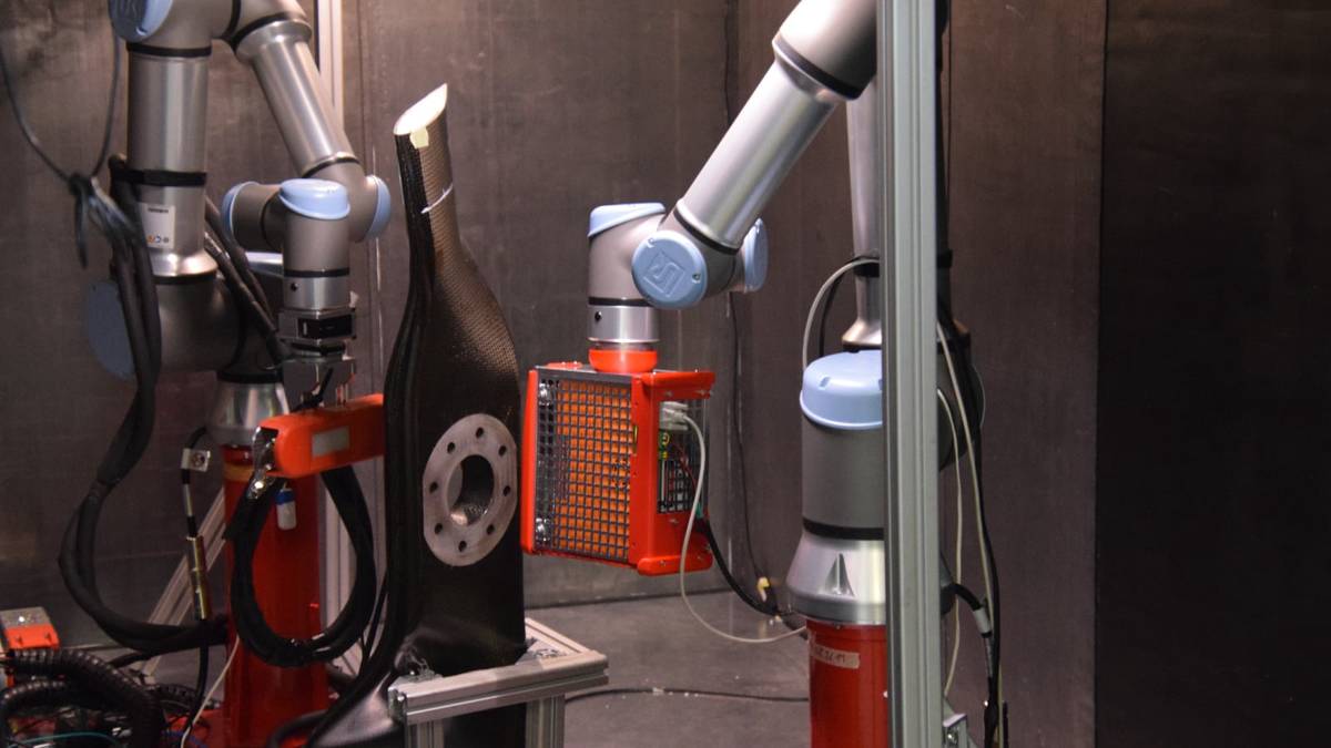 Jenže v tomto případě zkoumá třeba trupy letadel a jiných velkých strojů na praskliny a další problémy, které jinak bez rozřezání materiálu není možné zjistit. Konkrétně tady ukazuje, jak je možné zkoumat část vrtule.