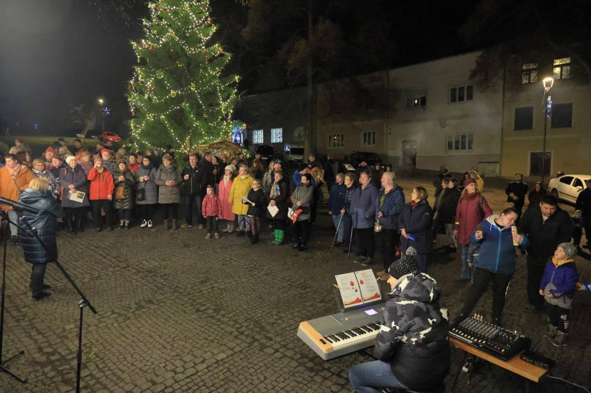 Ve středu 10. prosince se Velké náměstí rozezpívalo, a Žlutice se tak zapojily do celonárodní akce Česko zpívá koledy. Videomapping na průčelí radnice pak připravil všem přihlížejícím jedinečnou podívanou.