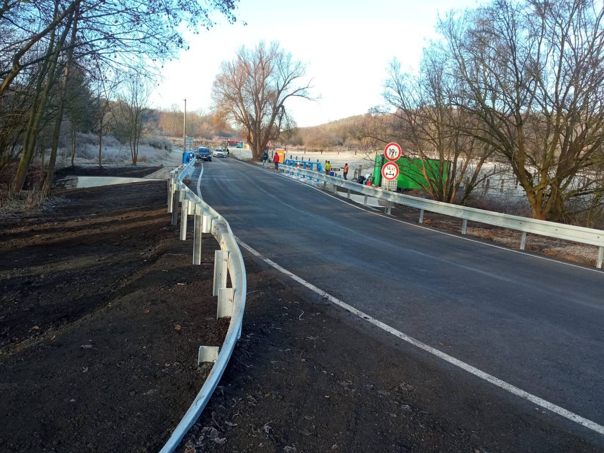 Vážení sousedé, oprava mostku v Kovárech proběhla v řádném termínu a silnice do Libochoviček je již průjezdná. Tímto se také vracíme k původnímu režimu svozu popelnic, příští tedy bude v pondělí 22. prosince 2025. Objížďka z Trněného Újezdu do Svrkyně je prodloužena do 31.3.2026.