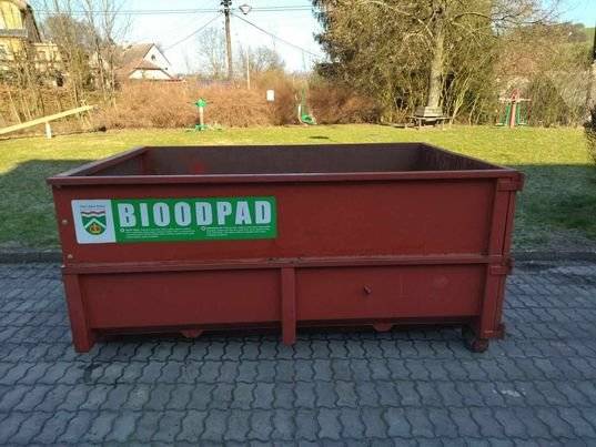 Poslední možnost uložení bioodpadu do kontejnerů na stanovištích v Dolní Kalné a Slemeně je v úterý 16.12.2025. Ve středu 17.12.2025 budou kontejnery vyvezeny na manipulační plochu a zazimovány.  Opětovné rozvezení kontejnerů bude na začátku jara, o přesném termínu budou občané informováni.  V zimním období je možno za příznivých klimatických podmínek a po dohodě s technickým pracovníkem Stanislavem Zapadlem (tel. 606 163 197) nebo se starostou Tomášem Navrátilem (tel. 731 470 390) odvést bioodpad na svých vozících či vlecích přímo na manipulační plochu.