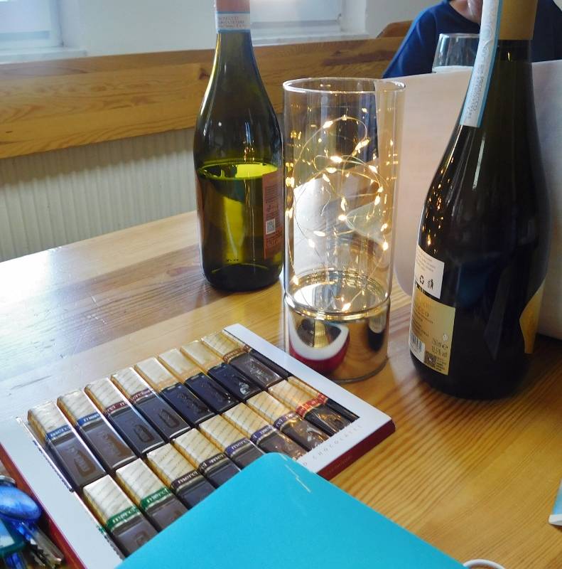 11. prosince jsme poseděly u pohoštění a zazpívaly si vánoční písně a koledy...