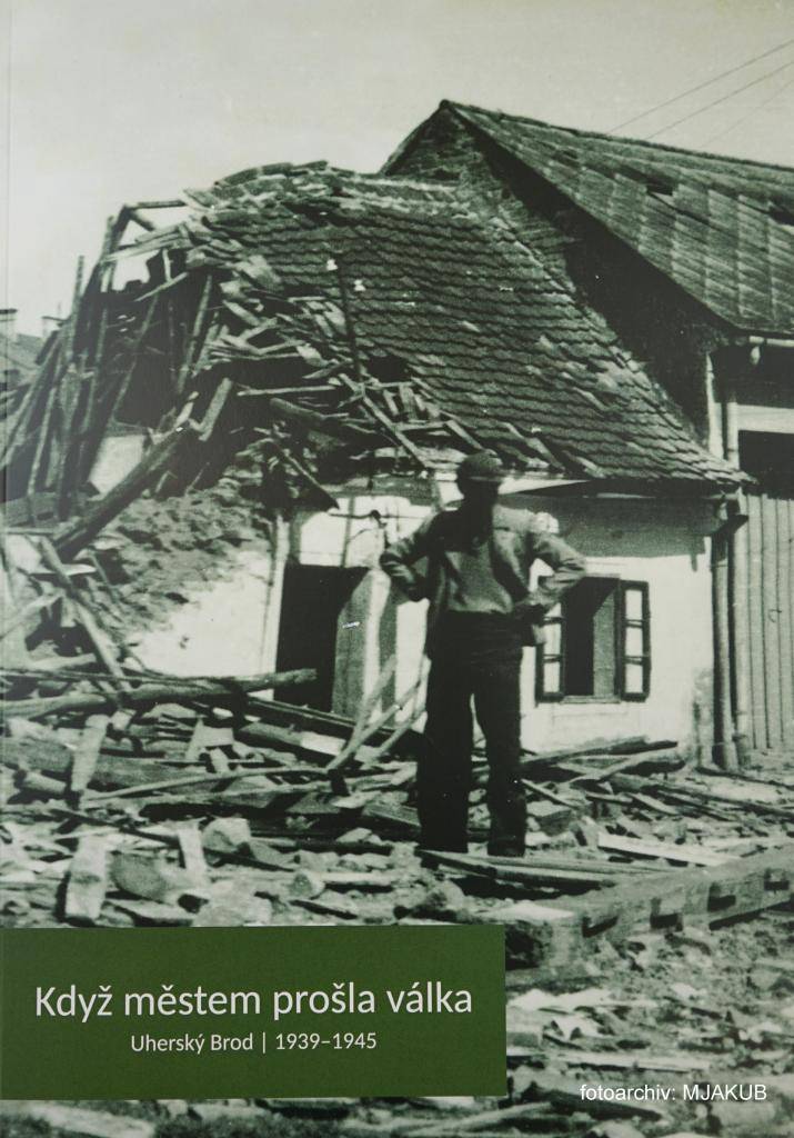 Nebývalý zájem o jarní výstavu fotografií k 80. výročí osvobození města vedl k myšlence jejího zhmotnění v publikaci pod názvem KDYŽ MĚSTEM PROŠLA VÁLKA. Autor: Radek Tomeček a kolektiv.  Knihu lze koupit v pokladně muzea, případně na e-shopu. Cena 200 Kč.
