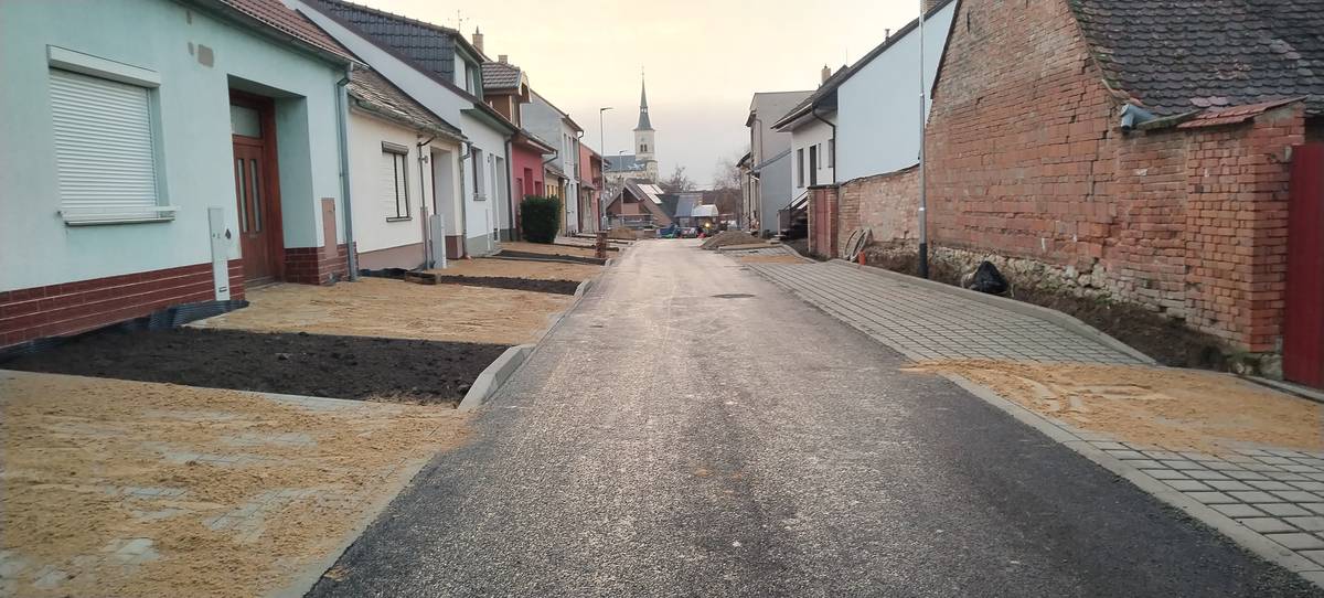 Od dnešního dne končí dopravní omezení a řidiči osobních aut mohou užívat komunikaci a parkovací místa v ul. Nivka. Prosím parkující v místech před myslivecnou chatou, aby tam dál  už neparkovali. Děkuji starosta městyse