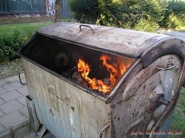 Vážení obyvatelé a chataři, ač si to tak někdo občas myslí, tak žhavý nebo i jen trochu teplý popel N E P A T Ř Í do žádné popelnice. A to jak do plechové, tak ani do plastové. Hrozí totiž vznícení obsahu nádoby a případně zažehnutí obsahu popelářského vozu a nedozírné škody a ohrožení zdraví a života obsluhy a posádky.  Takže to, že máte u domu plechovou popelnici a topíte pevnými palivy neznamená, že se vyvazujete z povinnosti, že do popelnice může jít pouze studený popel. Nechcete přeci, abyste museli hradit několikamiliónovou škodu na shořelém popelářském voze. Stačí tak mít popel v plechovém kbelíku u domu než vychladne a až poté jej vysypat do popelnice.  Děkujeme za pochopení.