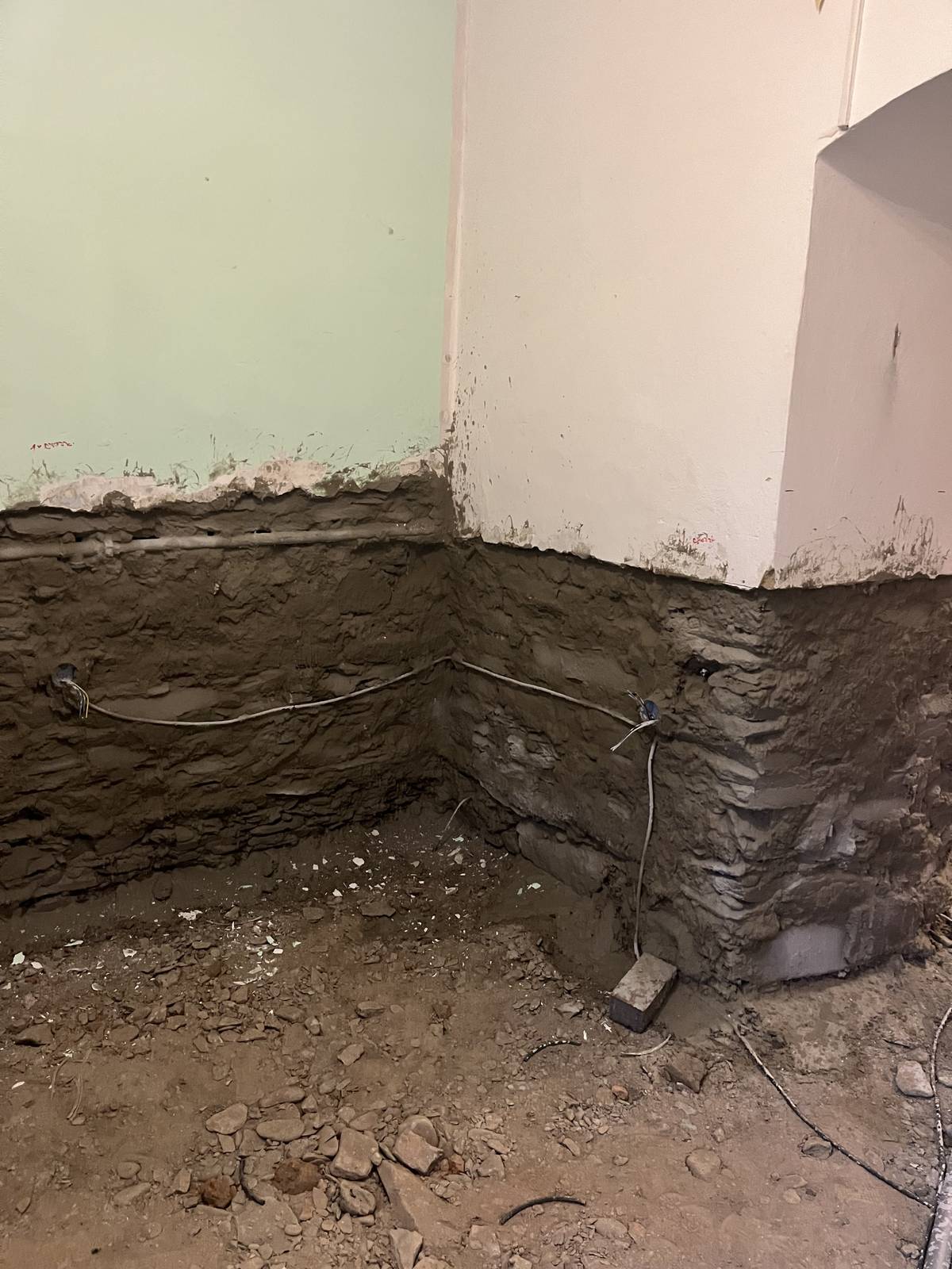 Minulý týden byly zahájeny dlouho očekávané stavební práce na opravě obecního úřadu po povodních. Opravy se týkají místností knihovny a kanceláře v přízemí, kde budou opraveny omítky, podlahy a elektroinstalace. Návštěvníci se mohou těšit na novou knihovnu, kdy se obci podařilo získat 95% dotaci z programu IROP na nové vybavení knihovny (regály, nábytek, vybavení). Zakázku realizuje firma H+H Holz Team. O postupu prací Vás budeme průběžně informovat.