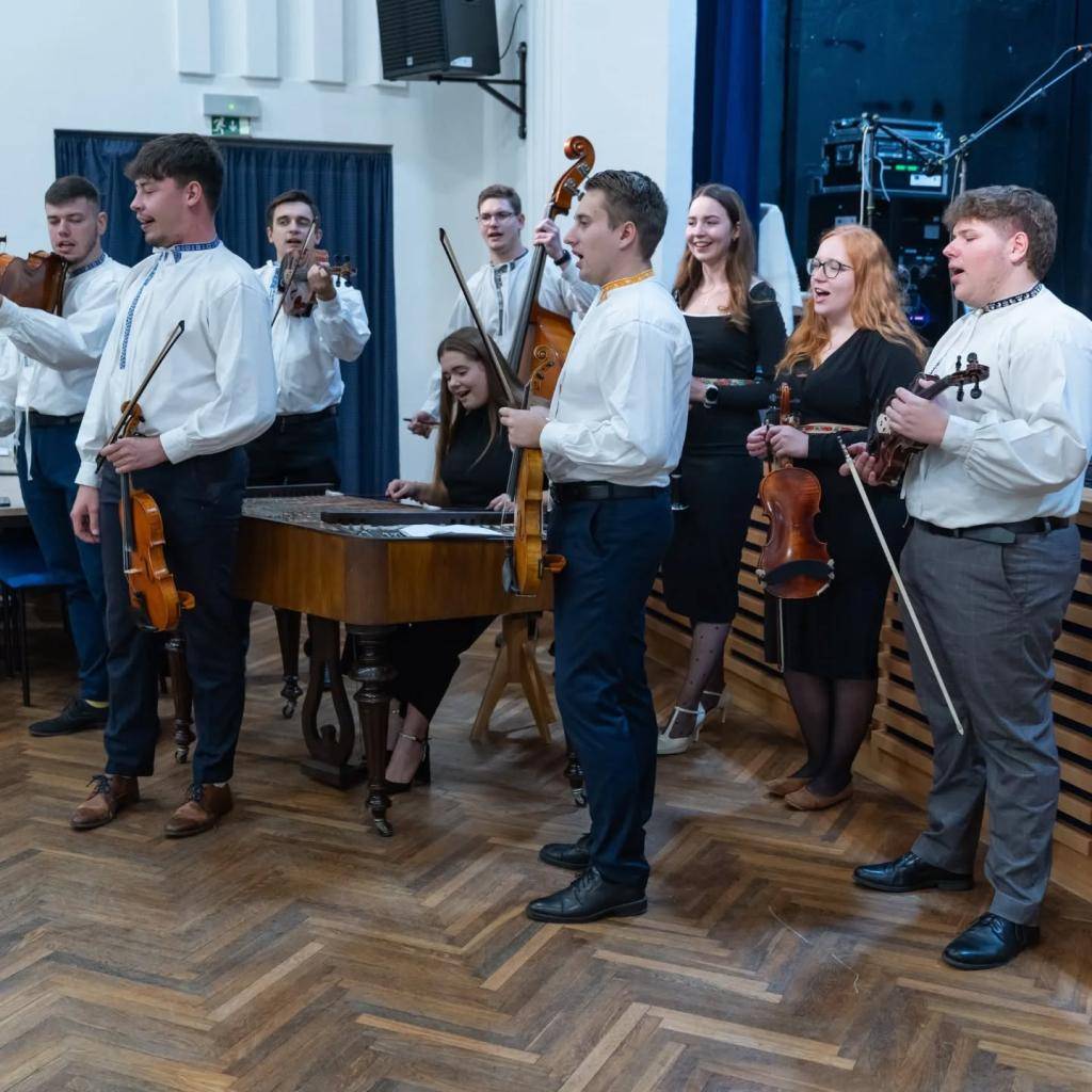 Horňácká cimbálová muzika Háj má za sebou bohatý podzim, během kterého jsme se objevili na řadě akcí po celém regionu i mimo něj. Ať už šlo o vinobraní, hody, vernisáž nebo komorní koncert, všude jsme se snažili přinést kus horňácké energie, radosti a muziky.