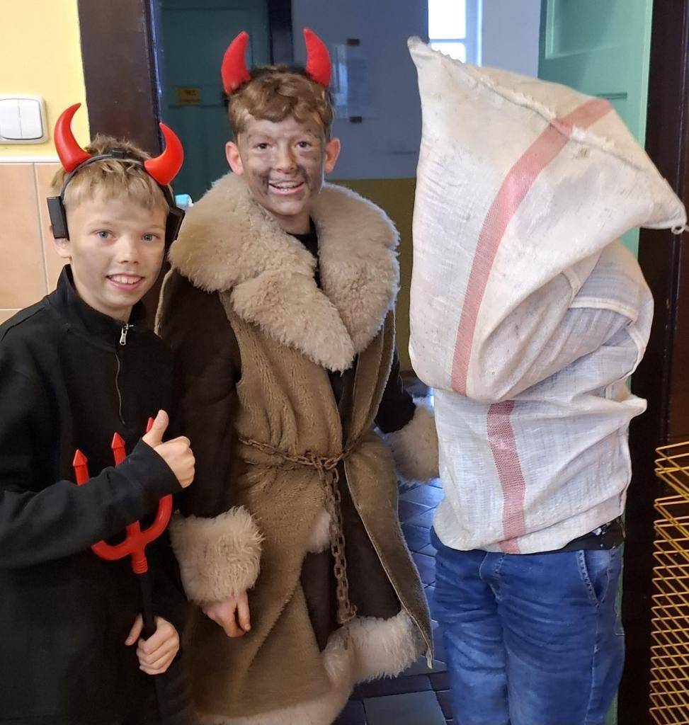 Dne 5. prosince 2025 naši školu navštívil Mikuláš s čertem.