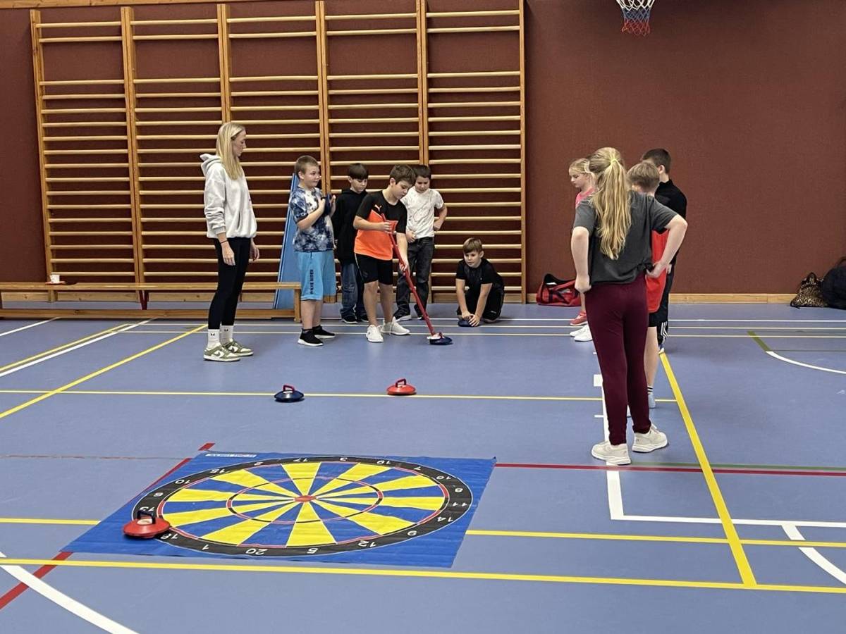 V pátek 12.12. nás navštívili studenti z fakulty tělesné kultury, aby nám ukázali, jak se sportuje lidem s handicapem.