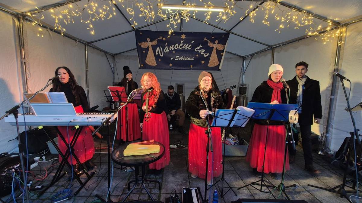 V neděli 7. prosince se na náměstí konal vánoční trh s bohatým doprovodným programem.