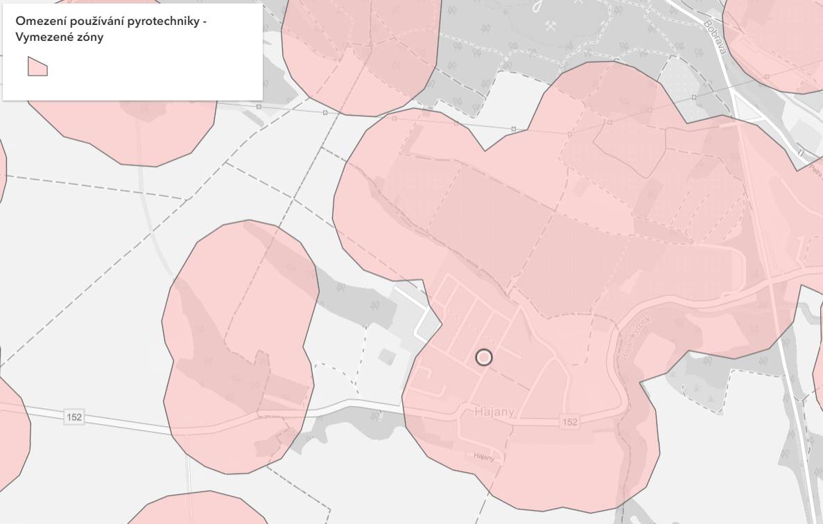 Upozornění na zákaz používání pyrotechniky v obci Hajany V souladu s § 35b zákona o pyrotechnických výrobcích, ve znění účinném od 1. 12. 2025, je zakázáno používání pyrotechnických výrobků kategorie F2-F4 (např. ohňostrojů) v okruhu 250 metrů od vymezených chráněných objektů a oblastí. Obec Hajany se nachází ve vymezené zóně chráněných oblastí před pyrotechnikou, a proto se na jejím území tento zákaz vztahuje. Zákaz se nevztahuje na pyrotechnické výrobky kategorie F1 (např. prskavky). Děkujeme občanům za respektování platné legislativy a ohleduplnost vůči okolí.
