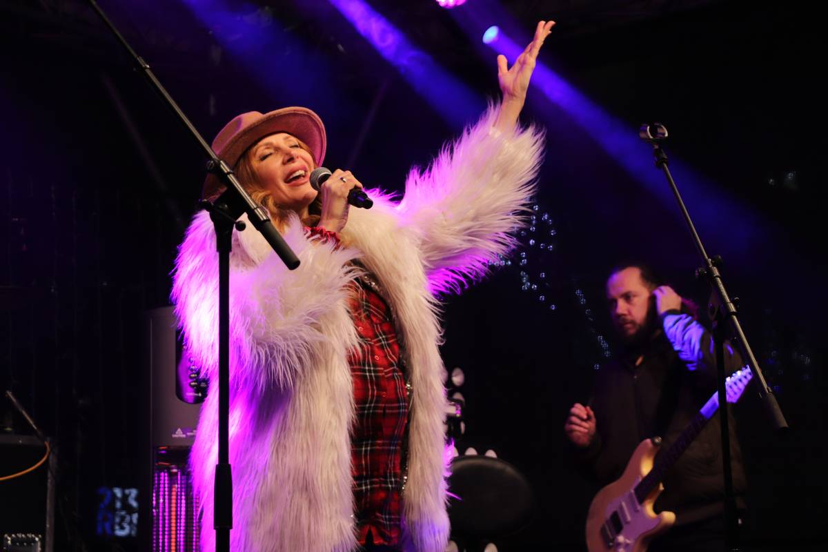 Orlovský advent nabral na obrátkách a náměstí 28. října se v sobotu 13. prosince zaplnilo sváteční atmosférou. Zhruba stovka Orlovanů si přišla užít adventní podvečer plný hudby, vůní i setkávání. O příjemný hudební zážitek se postarala zpěvačka Olga Lounová, na kterou navázala oblíbená kapela Slza a roztančila celé náměstí. Me...