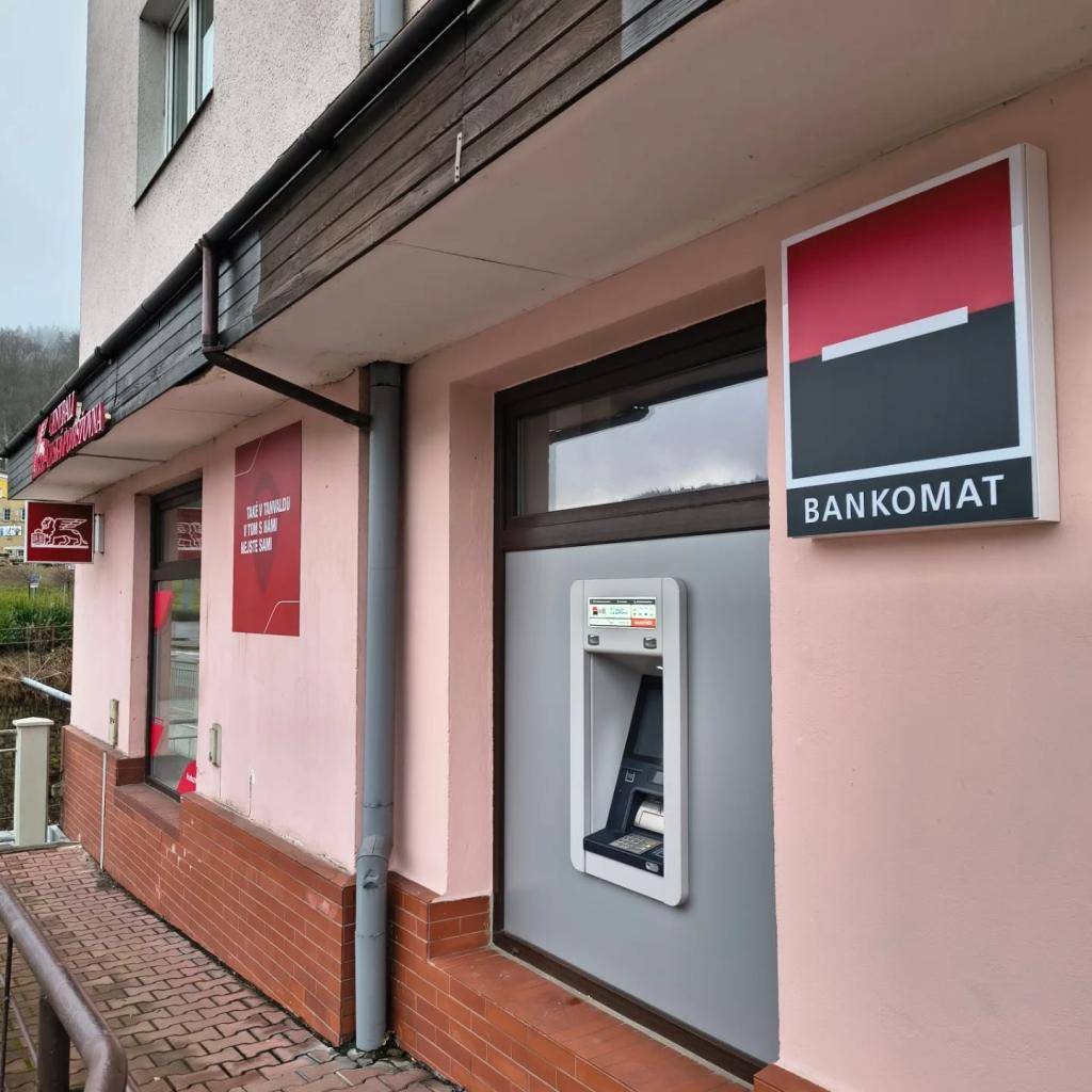 V březnu KB rušila pobočky v menších městech, v místě tanvaldské pobočky zůstal pouze bankomat a kontaktní místo bylo přemístěno do "budovy SBD Špičák " vedle prodejny květin. Minulý týden k překvapení zákazníků přestěhovala KB i bankomat a to do stejné budovy jako kontaktní místo.