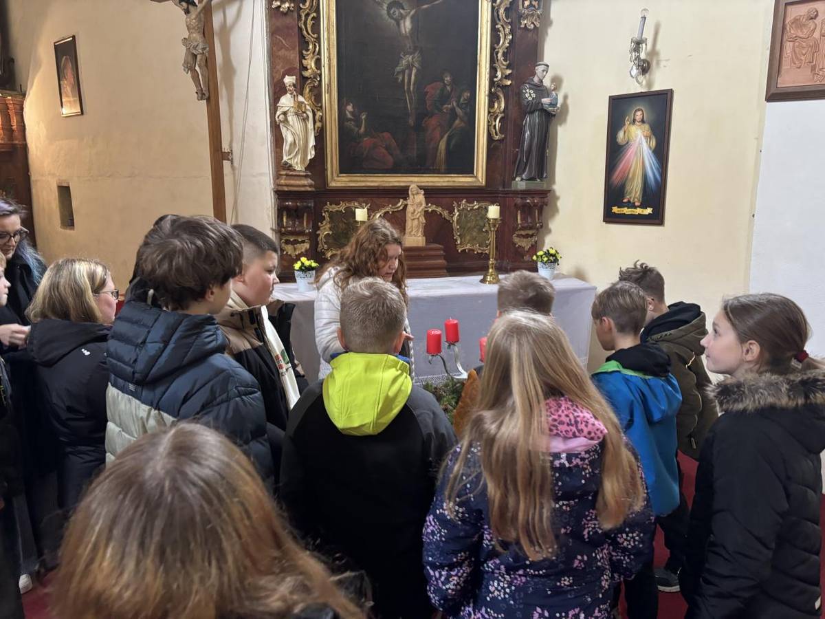 Ve středu dne 9. prosince zavítala třída 5. A do krásného a klidného prostředí kostela sv. Vavřince.