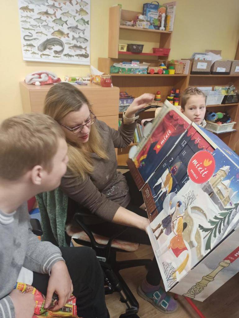 Těšíme se na Vánoce,  nejkrásnější svátky v roce.  Už, už, aby tady byly,  aby se nám nezpozdily.