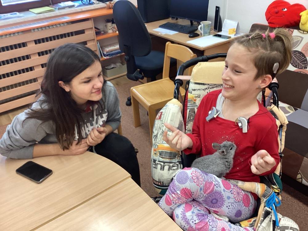 Milé překvapení ve školní družině.  Děkujeme Zdeničce, že nám přivezla ukázat svého domácího mazlíčka, králíček se jmenuje Nori. Bylo to moc hezké a příjemné překvapení.