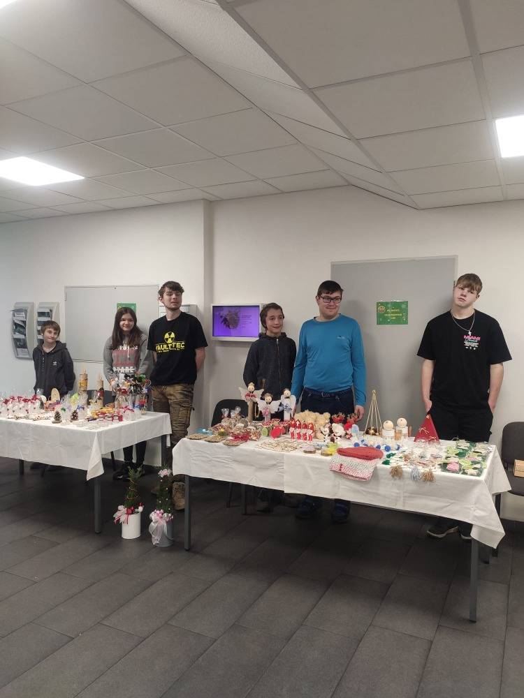 V pátek 12. prosince 2025 se naši žáci zúčastnili zajímavé návštěvy firmy THK Rhythm Automotive Czech, a.s., kde prezentovali vánoční výrobky. Zaměstnanci firmy nás potěšili štědrými příspěvky v celkové výši 7606 Kč, za což jim velmi děkujeme. Tato akce byla pro žáky přínosná, neboť si mohli vyzkouš