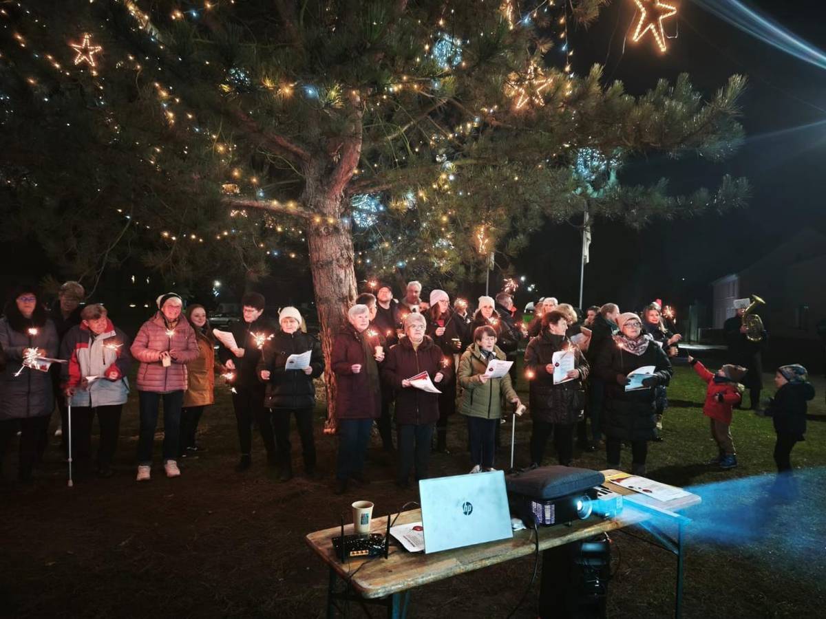 Ve středu 10. 12. se Radovesice opět připojily k celorepublikové akci Česko zpívá koledy s Deníkem.