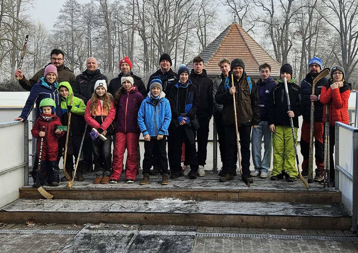 Pro naše hokejisty(ky) a bruslaře(ky) každého věku je zamluvena venkovní ledová plocha v Třeboni. Plocha bude rozdělena, tak jako každý rok.   Termíny: Pondělí    22.12. 8:15 - 9:30h Pátek       26.12. 8:15 - 9:30h Sobota     27.12. 8:00 - 9:15h