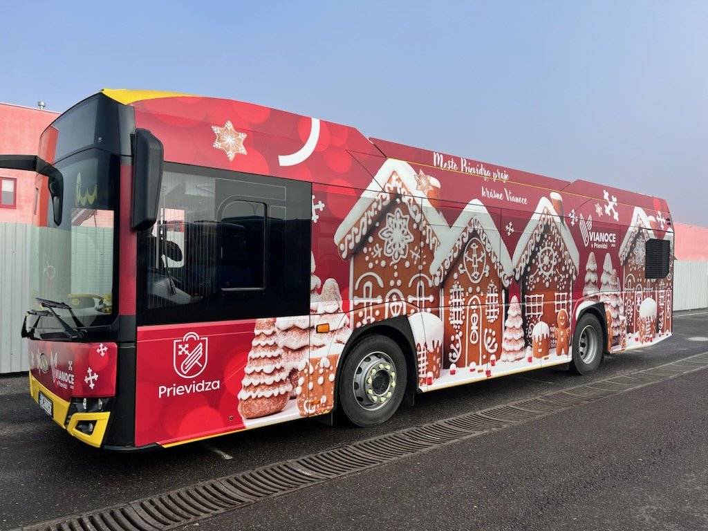 Náš mestský autobus sme premenili na Medovníkovú krajinu, ktorá prináša vôňu Vianoc, hravosť a sviatočnú náladu priamo do ulíc mesta. 🚌🍯 Sladké detaily, medovníkové motívy a rozprávková atmosféra robia z každej jazdy malý sviatočný zážitok – pre deti aj dospelých.  📍 Kde a kedy ho môžete stretnúť? Vianočný autobus premáva na vybraných linkách MHD – v pracovné dni od 5:56 do 17:40 na linkách 15 a 50, v sobotu od 7:45 do 18:15 na linkách 51, 90, 50 a 10 a v nedeľu a počas sviatkov od 6:10 do 18:10 na linkách 50, 90, 3, 51 a 10. Nech je každá jazda Vianočným autobusom malým zastavením v sviatočnom zhone a pripomienkou, že Vianoce sú najmä o pohode, úsmevoch a spoločných chvíľach.