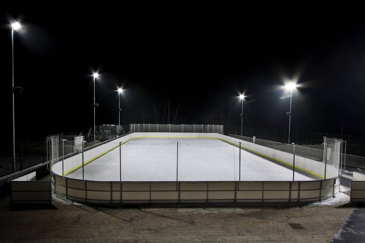 Štěpánské bruslení ⛸️ Předpověď počasí zatím bruslení na našem novém kluzišti moc nepřeje, a tak jsme pro vás mezi svátky připravili možnost zabruslit si na kluzišti v nedalekých Řícmanicích. V pátek 26. prosince od 13:00 do 14:00 je pro všechny Březiňáky s trvalým pobytem v obci bruslení zdarma. Při vstupu se prokažte platným občanským průkazem. Přijďte si mezi svátky a před Štěpánskou ohňovou show zasportovat. Na všechny bruslaře se budeme těšit. 😊