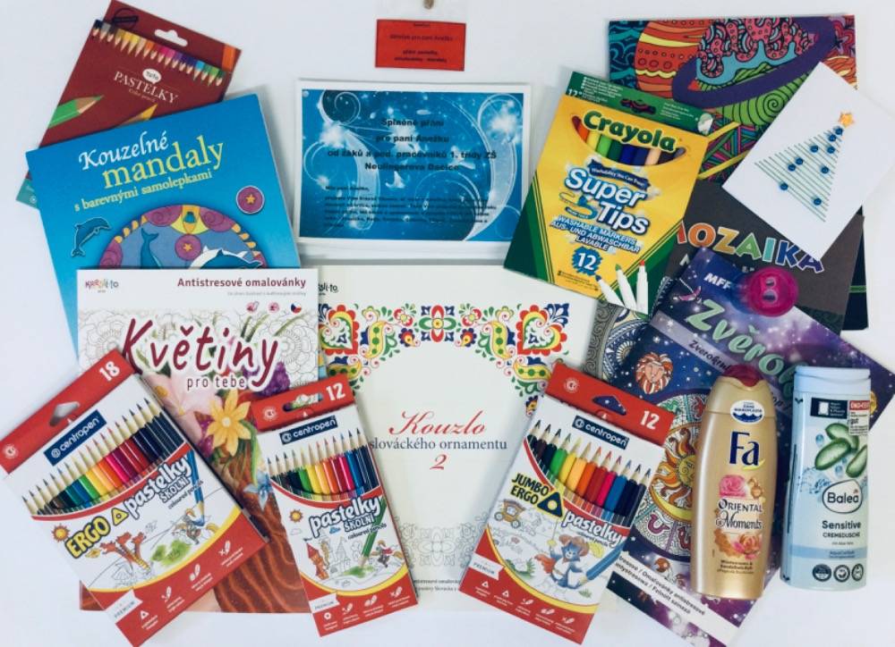 Žáci I. třídy společně s rodiči, paní učitelkou a asistentkou připravili pro paní Anežku dárky – pastelky a omalovánky, které si přála. Děti balíčky s láskou nachystaly a předaly spolu s krásným vánočním pozdravem. Přejeme paní Anežce klidné, radostné a pohodové Vánoce!