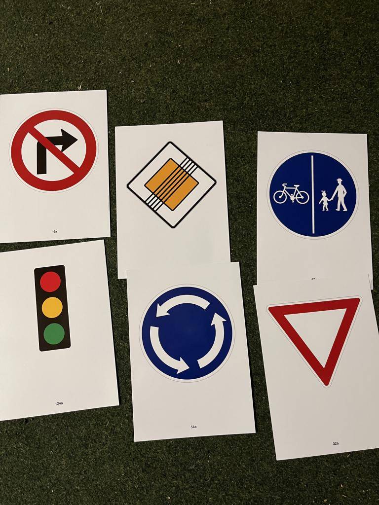 Ve středu 26.11. v 13.30 hod. budeme řešit dopravní situace podle dopravních značek. Dojdi a ukaž, že to umíš!!