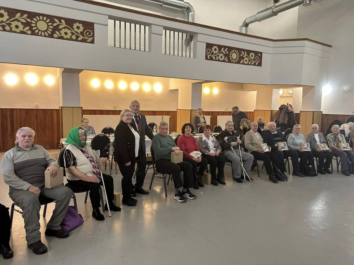 V obci Župkov sa konala slávnostná oslava jubileí, na ktorej sa zúčastnilo 14 jubilantov. Pripravený bol dojímavý kultúrny program a malý darček pre každého oslávenca, ktorého starosta osobne pozdravil a poďakoval mu za prácu pre obec.