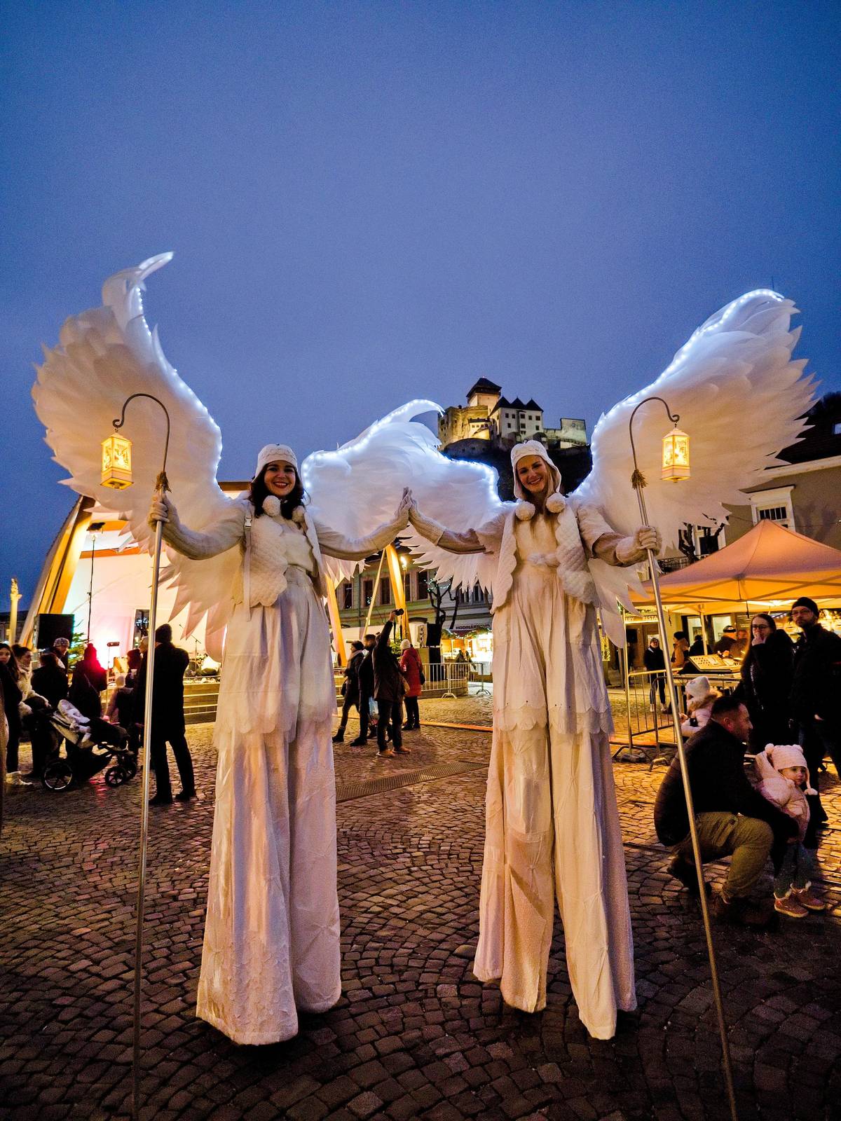 Strieborný víkend na vianočných trhoch je za nami, nový týždeň pred nami. Opäť máme pre vás pripravený hudobný program aj počas týždňa:   Pondelok 15. 12. Odevák – spevácka skupina zo Zámostia so svojim vianočným programom   Utorok 16. 12. Radosť a Úsmev – koledovanie trenčianskych folklórnych súborov   Streda 17. 12. Greame Mark – írsky muzikant, ktorý sa zabýval na Slovensku, zahrá známe vianočné songy   Štvrtok 18. 12. Trenčiansky spevácky zbor – adventný koncert trenčianskych hlasov   Piatok 19. 12. Paper Moon Trio – trojica šarmantných hudobníčok zahrá swingové hity a vianočné šlágre z čias minulých Walter Schnitzelsson - energická indie-rocková kapela, ktorá mieša rock’n’roll s chytľavými melódiami     Počas týchto dní máme otvorenú aj Mestskú vežu, kde si môžete pozrieť výstavu výtvarníčiek Milady Ždrnje a Marty Chabanovej: Pozastaviť sa vo vlnách času, a Kultúrno-informačné centrum, kde je výstava Jozefa Švikruhu: Návraty. Vstupné je zdarma.
