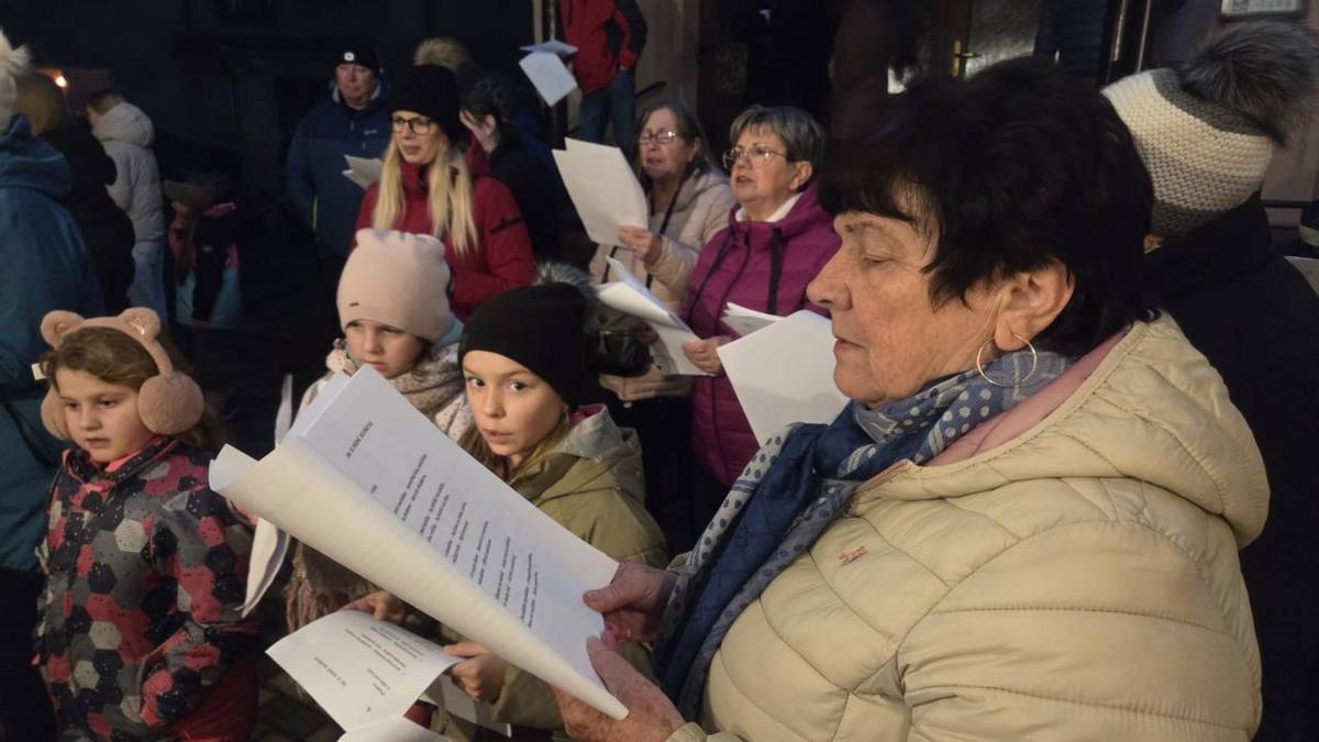 Ve středu 10. prosince jsme se u Lukovské hospody společně připojili k celorepublikové akci Česko zpívá koledy. Milí zpěváci koled, děkujeme, že jste nám zpěvem koled pomohli vytvořit příjemný adventní podvečer a věříme, že i Vy jste si malou hudební chvilkou zpříjemnili předvánoční čas.