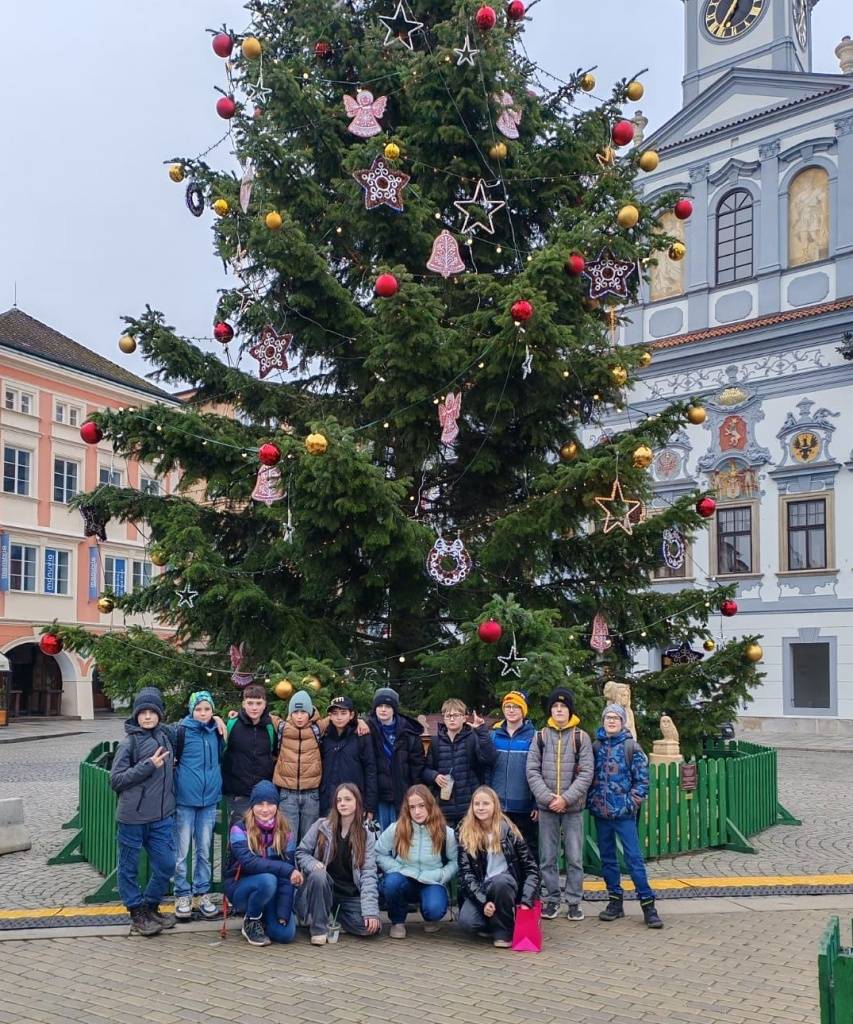 Žáci 6. třídy se v předvánočním čase vydali na výlet do Českých Budějovic, který se proměnil v opravdovou pohádku plnou zážitků a objevování. Už samotná jízda vlakem a následné cestování městskou hromadnou dopravou bylo velké dobrodružství.
