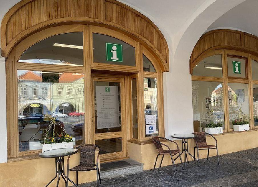 Turistické informační centrum Žatec je v době adventu otevřeno nejen návštěvníkům města, ale také jeho obyvatelům. Pokud hledáte inspiraci na zimní výlet po Žatci a okolí, nebo originální vánoční dárky s místním příběhem, infocentrum na náměstí Svobody je tím správným místem.