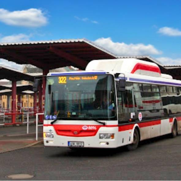 Od 14. prosince platí nové jízdní řády, na linkách projíždějících Hřebčí ale nedochází k výrazným změnám. V době vánočních prázdnin, od 22. 12. 2025 do 4. 1. 2026, budou v platnosti krátkodobé jízdní řády, nevyjedou školní spoje. Od 1. ledna se ceny jízdenek zvýší až o 30 %.