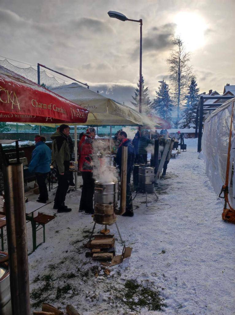 V sobotu 22. novembra 2025 sa v obci Mengusovce uskutočnila súťaž vo varení kapustnice. Táto akcia prilákala nadšencov varenia, ktorí sa mali možnosť predviesť a zmerať si sily s ostatnými účastníkmi. Súťaž bola skvelou príležitosťou na stretnutie, zdieľanie receptov a osvedčených postupov. Všetci