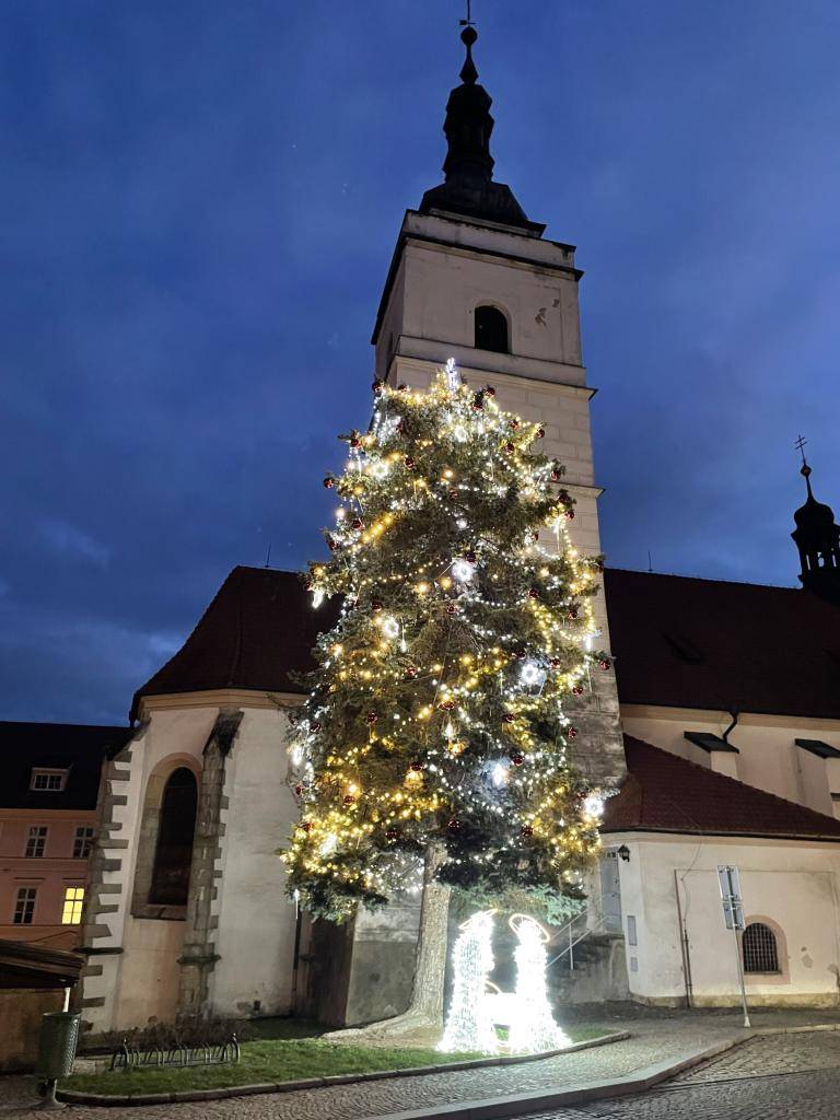 Skupina ČEZ spustila soutěž, ve které můžete podpořit rozsvícený vánoční strom v Horšovském Týně.