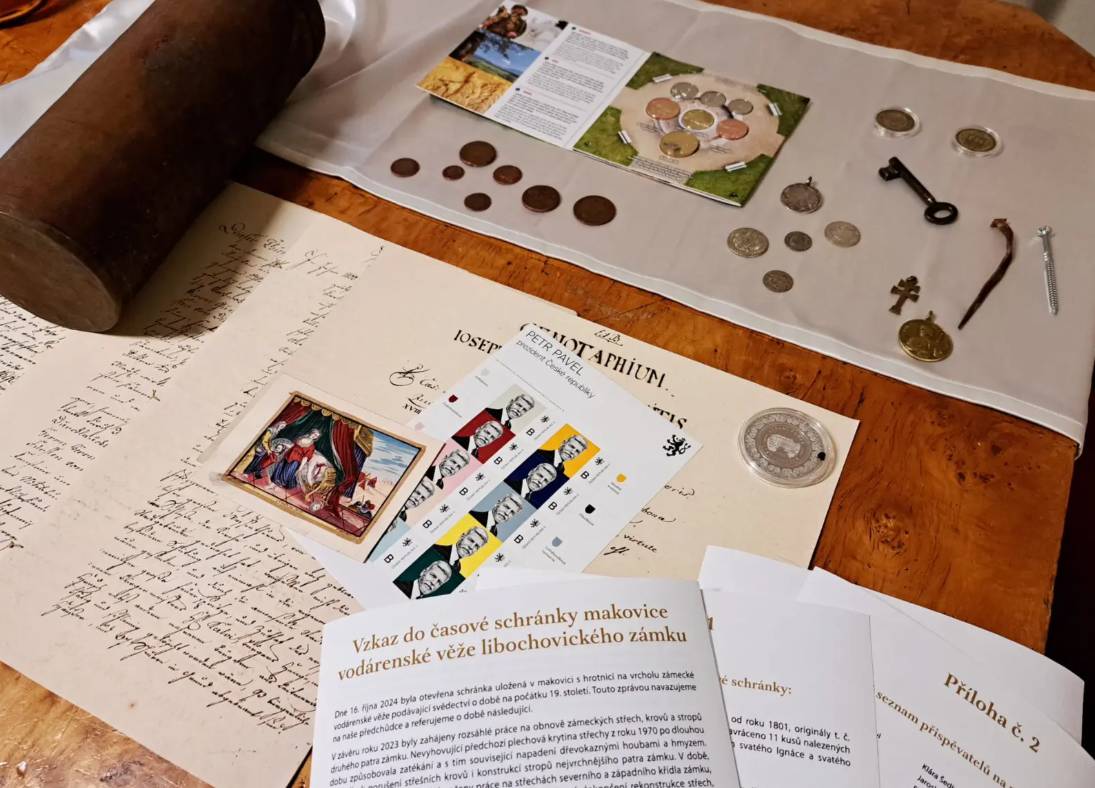 Velmi rádi sdílíme pozvánku Státního zámku Libochovice. Než se historie znovu uzavře! Přijďte se podívat co bude uloženo do pamětní schránky zámku Libochovice ještě předtím, než bude na dlouhá staletí uložena do makovice vodárenské věže. Mince, dokumenty, fotografie, tajemný zámecký klíč i stříbrná „Mince času“, vytvořená díky místní komunitě. 📅 Pondělí 15. 12. 2025 | 13:00–16:00 📍 Sala terrena, zámek Libochovice 🎟️ Vstup zdarma   Více informací