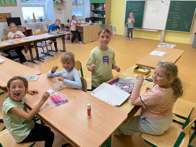 V družině se uskutečnila zábavná aktivita zaměřená na navlékání korálků. Děti měly možnost rozvíjet svou kreativitu a manuální dovednosti při vytváření různých šperků a ozdob.