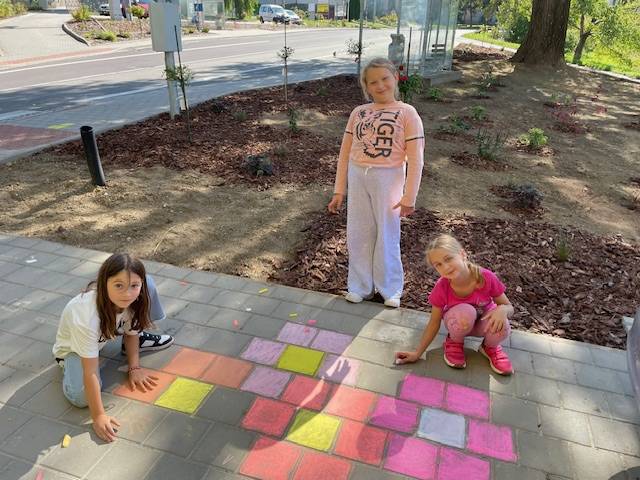 Když chodník ožije barvami.