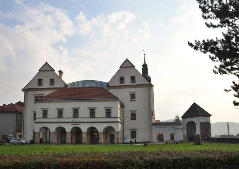 Upozorňujeme občany, že z provozních důvodů dojde na přelomu roku k omezení provozu městského úřadu. Kvůli úpravě provozní doby bankovních institucí bude v úterý 30.  prosince možné provést platby na přepážkách a na pokladně městského úřadu pouze  do 11.30. Ve středu 31. 12. je úřad  uzavřen.  A  v pátek 2. ledna 2026 bude kromě přepážek z provozních důvodů uzavřena i pokladna městského úřadu. Omlouváme se za případné komplikace a děkujeme za pochopení.