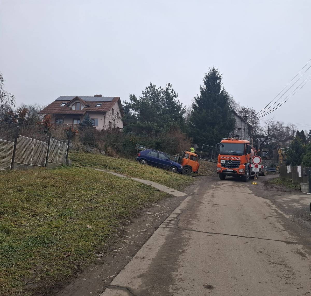 Až do středy 17. prosince by měla trvat oprava vodovodu na rozhraní ulic Švermova a Na Bulánce. Při opravě úniku vody minulý týden se ukázalo, že potrubí je v havarijním stavu a musí být v délce cca 70 m vyměněno za nové. Díky pravidelným investicím obce v minulých letech, kdy byl zhotoven propoj na křižovatce Družstevní a Havlíčkova, nemuselo dojít k uzavření vody v horních Čerčanech po dobu provádění opravy. Děkujeme za trpělivost.
