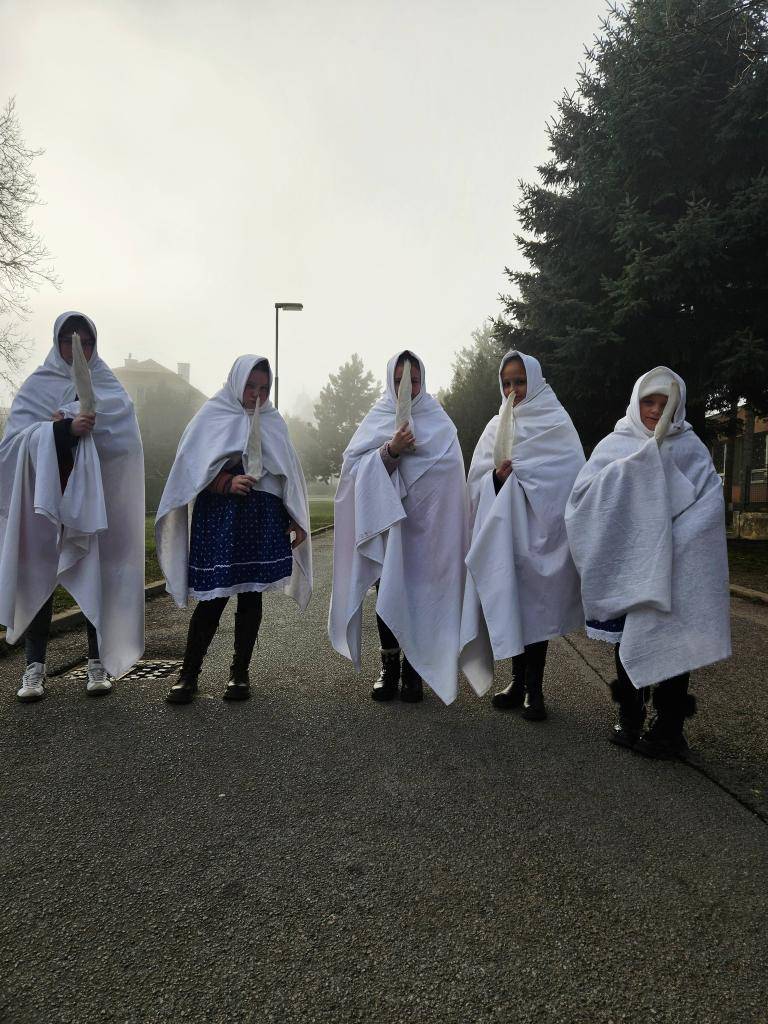 Hnúšťa, 12.12.2025 - V piatok (12.12.) dopoludnia mohli obyvatelia nášho mesta stretnúť nezvyčajné biele postavy. Dievčatá z DFS Zrkadielko sa totiž rozhodli aj tento rok oživiť jednu z najznámejších decembrových tradícií – zvyky na Deň Lucie.