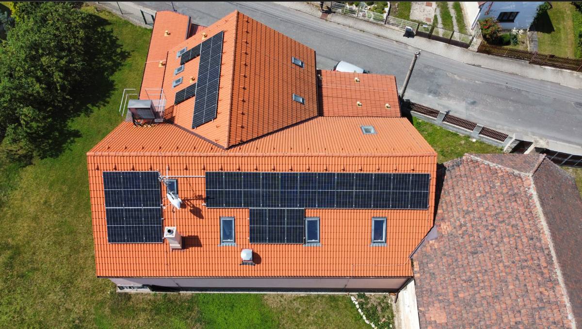 V Janově se uskutečnila instalace fotovoltaické elektrárny.  V rámci programu "Nové obnovitelné zdroje v energetice (RES )" došlo k instalaci fotovoltaické elektrárny na kulturním domě v Janově. Projekt je financován z prostředků Modernizačního fondu a jeho realizace byla dokončena v dubnu 2024.