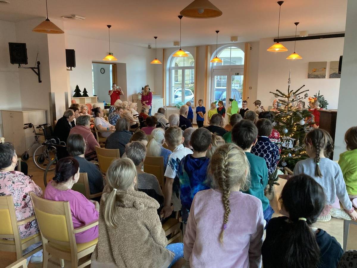 1.-3. třída byla v pátek 12.12. potěšit seniory písničkami a pohádkou.