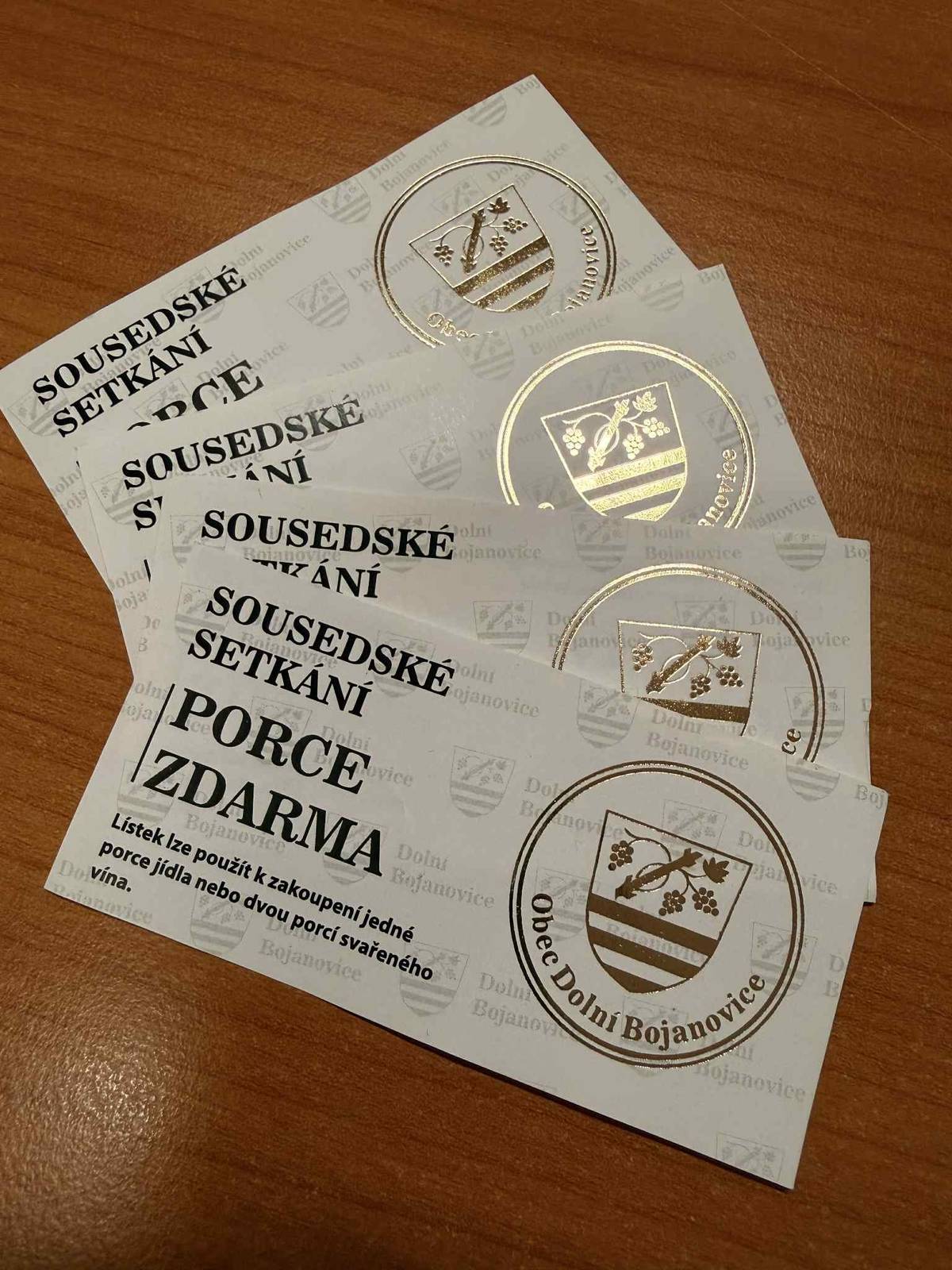 Obec Dolní Bojanovice vás zve na tradiční Sousedské setkání, které se uskuteční v sobotu 3. ledna 2025 od 14:00 hodin na návsi. Na obecním úřadě si můžete vyzvedávat lístky na porci zdarma. Lístky může vyzvednout pro ostatní člen společné domácnosti.