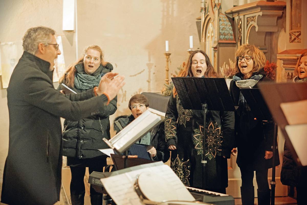 Sobotní podvečer v Kaplici se nesl ve znamení hudby, adventního ztišení a společného setkání. Vedle bohatého adventního programu na náměstí se v kostele sv. Petra a Pavla uskutečnil také již tradiční předvánoční koncert kaplického pěveckého spolku pod vedením sbormistra Josefa Menšíka. V zaplněném kostele zazněla pestrá dramaturgie složená z duchovních skladeb, balad i spirituálů, které citlivě doplnily atmosféru adventního času a nabídly návštěvníkům prostor k zastavení, rozjímání i radosti ze společného hudebního prožitku. Výkony zpěváků byly odměněny dlouhým potleskem a srdečným přijetím publika. Koncert měl zároveň i dobročinný rozměr. Část výtěžku z dobrovolného vstupného byla věnována na sbírku na opravu varhan v kostele sv. Petra a Pavla, které jsou významnou součástí jeho duchovního i kulturního dědictví. Na jejich obnovu je možné přispívat také prostřednictvím transparentního účtu č. 7872323319/0800. Předvánoční koncert kaplického pěveckého spolku tak i letos potvrdil, že advent v Kaplici není jen o světlech a trzích, ale také o sdílených kulturních zážitcích, tradici a sounáležitosti.