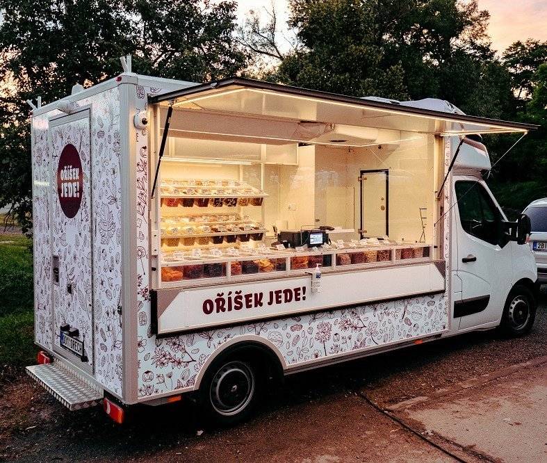 Ve středu k nám přijede pojízdná prodejna s oříšky, sušeným ovocem a cukrovinkami - oříšky a sušené ovoce v polevách. Prodejna zastavuje v Rašovicích u horní autobusové zastávky vždy od 11:15 do 11:30 hodin.  Je to poslední jízda v tomto roce a před Vánoci. Kdo si ještě nestihl nakoupit oříšky a sušené ovoce na vánoční stůl, má poslední příležitost.