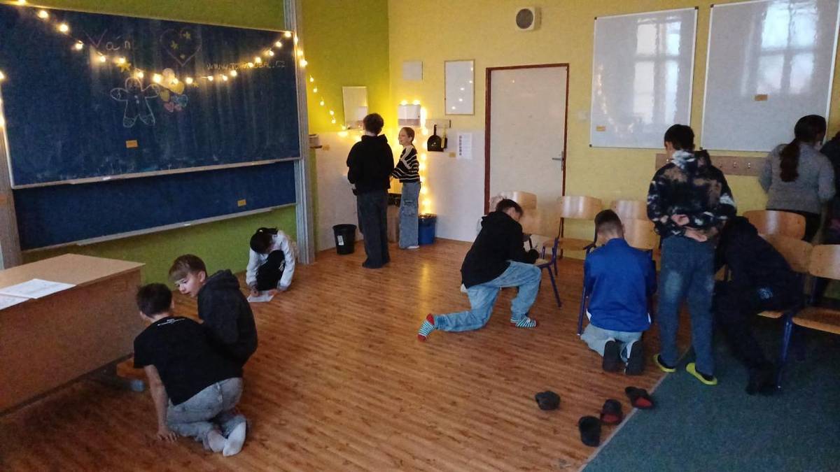 Žáci 4.A a 5.A dnes pátrali po zloději perníčků, rýmovali a pracovali o 106. Na závěr pekli perníčky a další druhy vánočního cukroví.